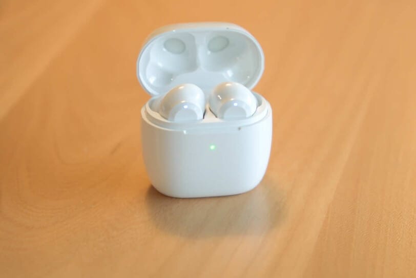 EarFun Airの充電ケースとイヤホン本体のLEDが点灯している様子の画像