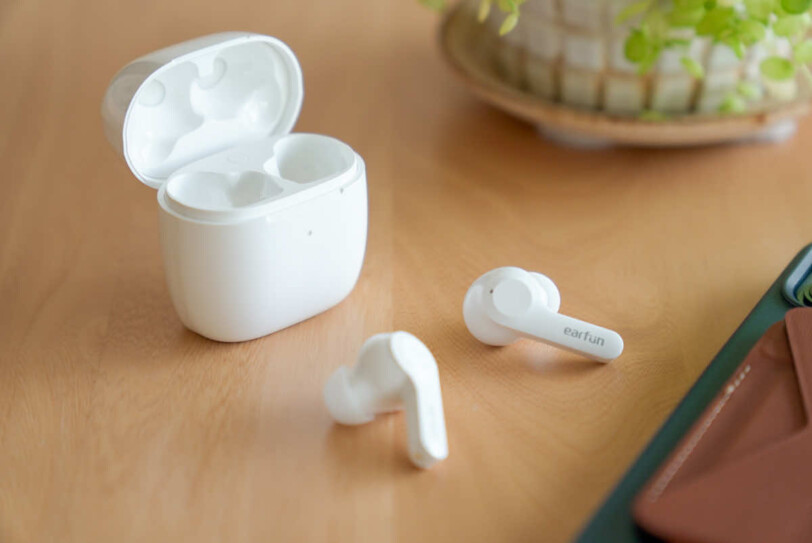 EarFun Airをケースから出してデスクに置いている様子