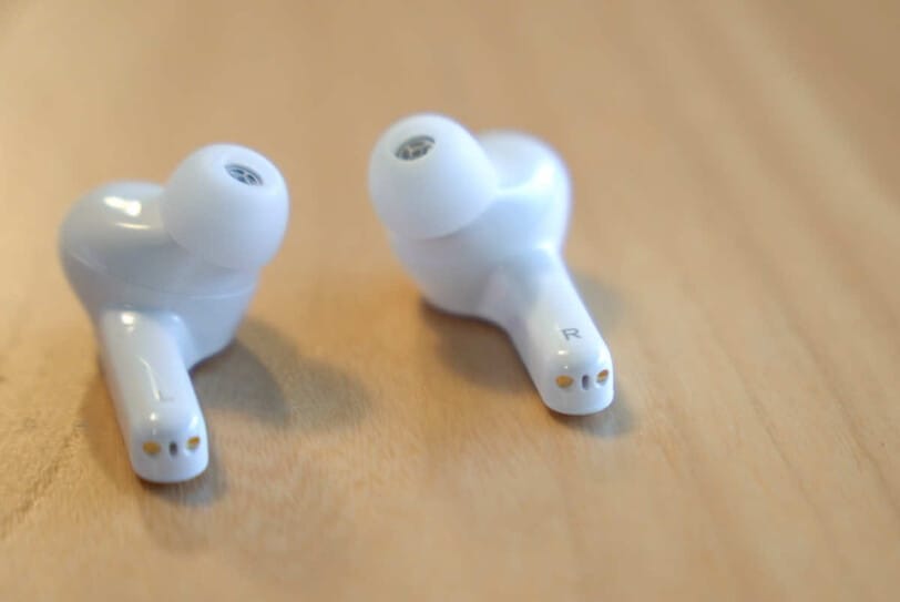 EarFun Airの充電端子部分の拡大画像