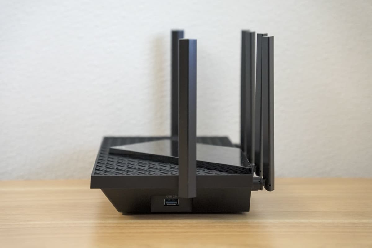 TP-Link Archer AX73 の右側面にあるUSBポートの画像