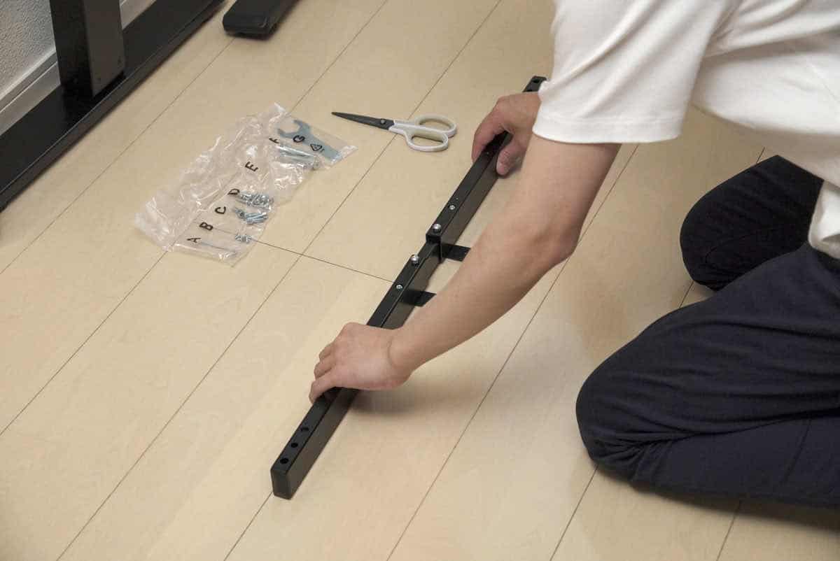 FLEXISPOT EG1の連結フレームを伸ばしている画像