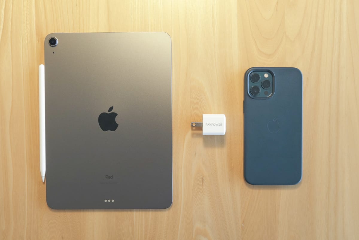 RAVPower RP-PC150をiPad Air4とiPhone 12 Pro Maxと並べて比較した画像