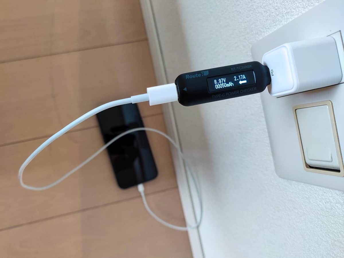 RAVPower RP-PC150でiPhone12 Pro Maxを充電し、その際の出力を計測している画像