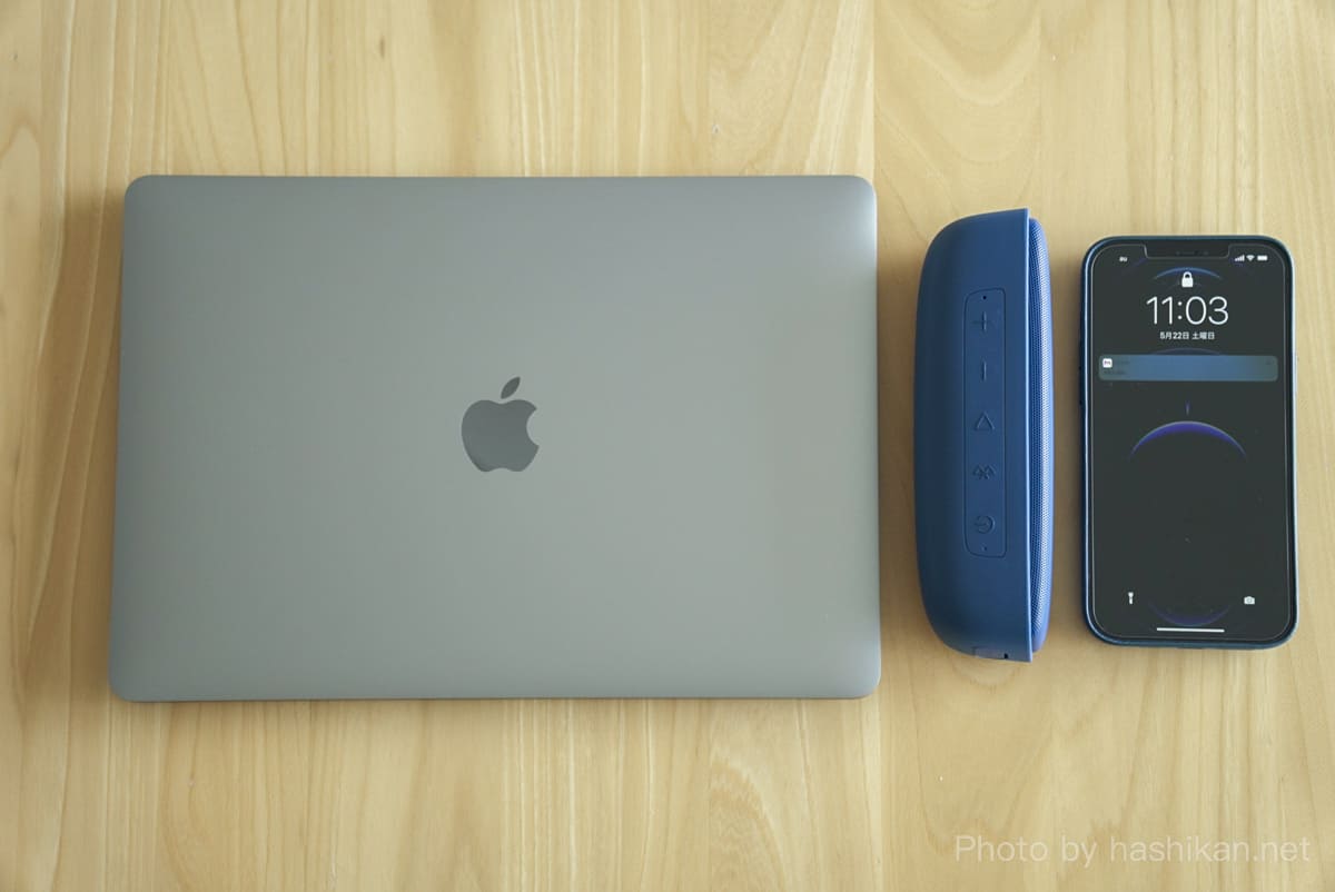 Tribit XSound SurfとMacBook AirとiPhone 12 Pro Maxを並べて大きさ比較をしている画像