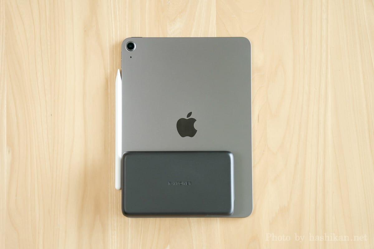 RAVPower RP-PB232 とiPad Air 4 を並べて大きさを比較している画像