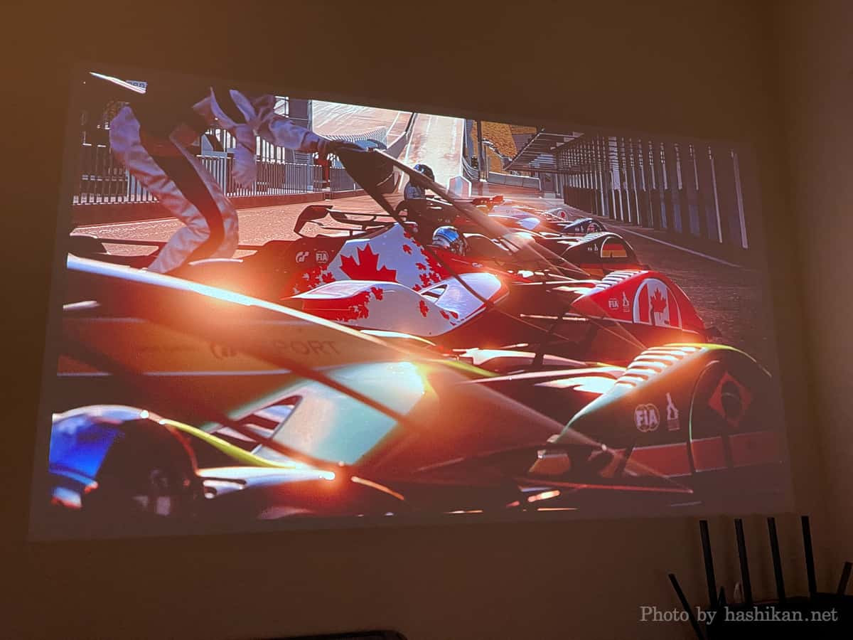 XGIMI HaloでPS4のグランツーリスモSPORTのオープニングムービーを試聴している様子の画像