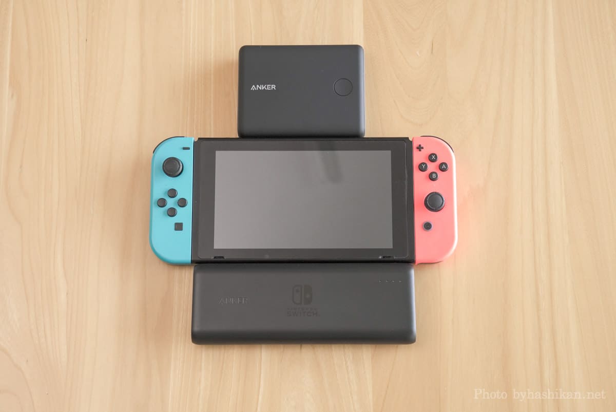 Anker PowerCore 20100 Nintendo Switch Edition とAnker PowerCore 13400 Nintendo Switch Editionをスイッチ本体と並べて大きさを比較している画像