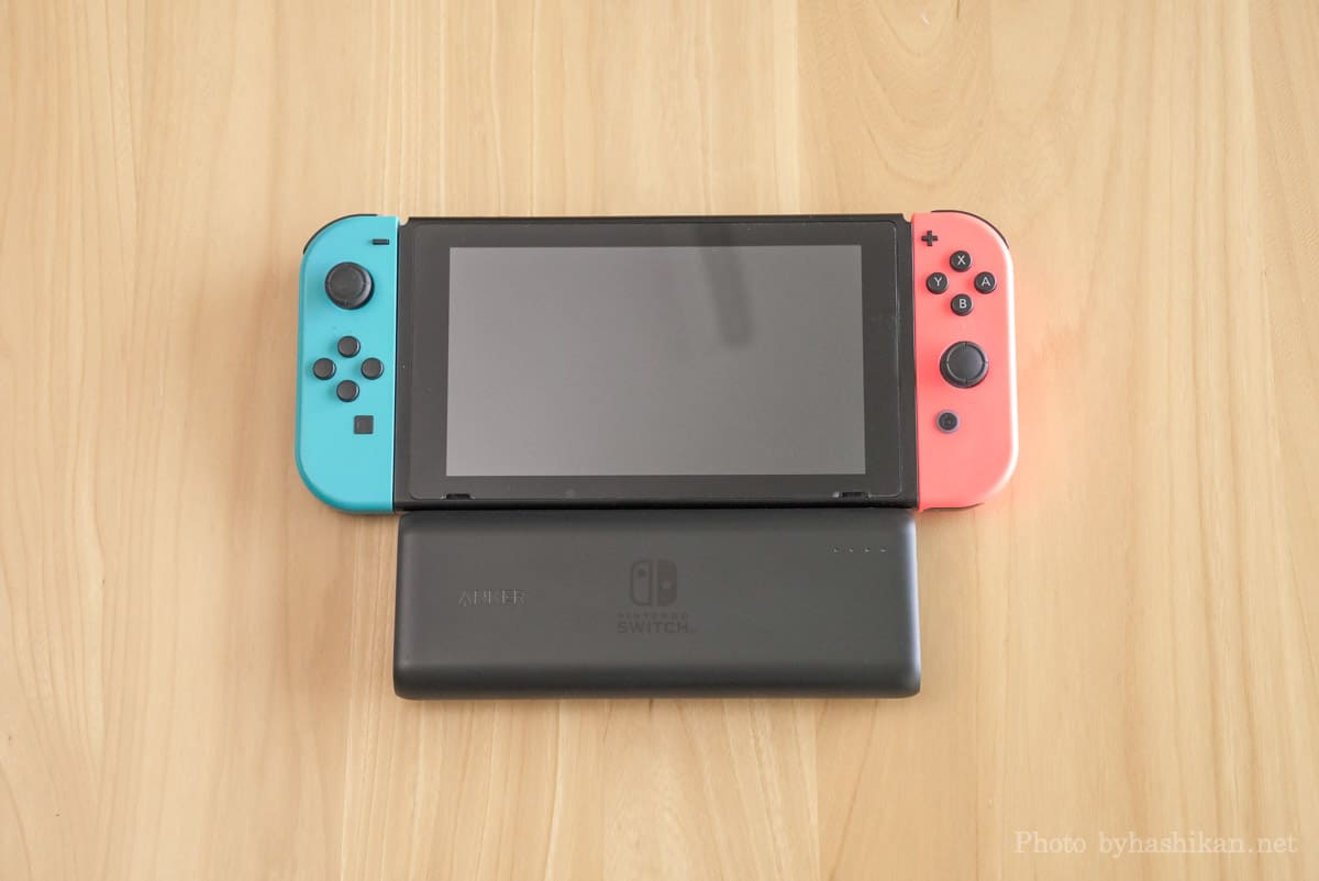 Anker PowerCore 20100 Nintendo Switch Edition をスイッチ本体と並べて大きさを比較している画像