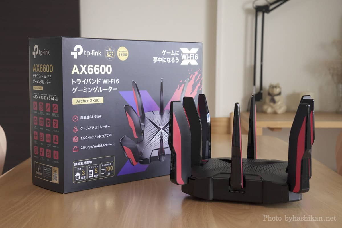 TP-Link Archer GX90を外箱と並べている状態の画像