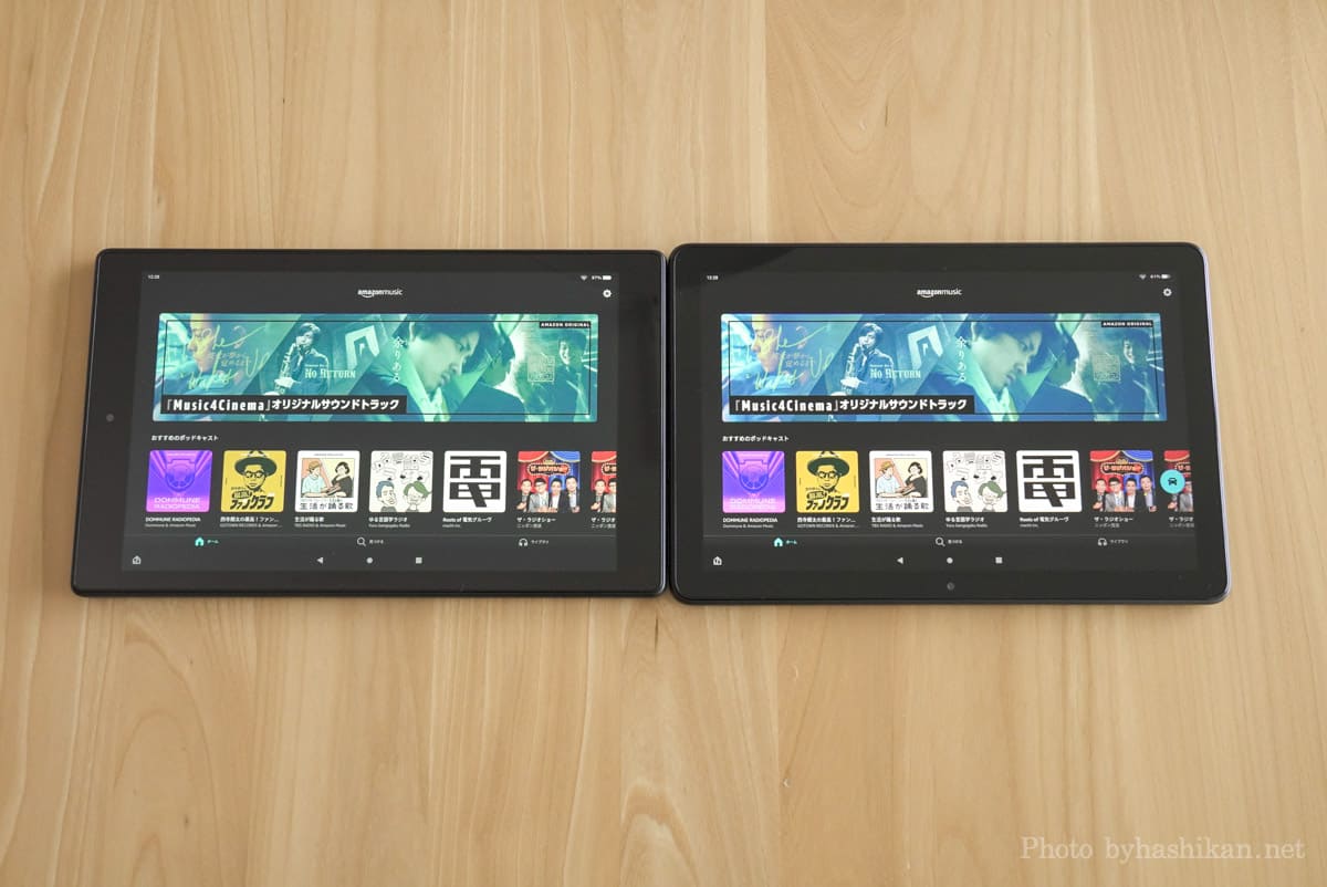 第11世代 Fire HD 10 2021年モデルと第9世代2019年モデルを並べて色合いを比較している状態の画像