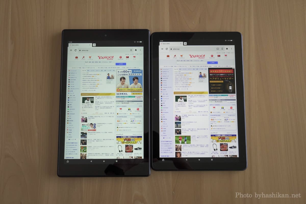 第11世代 Fire HD 10 2021年モデルと第9世代2019年モデルを並べて色合いを比較している状態の画像