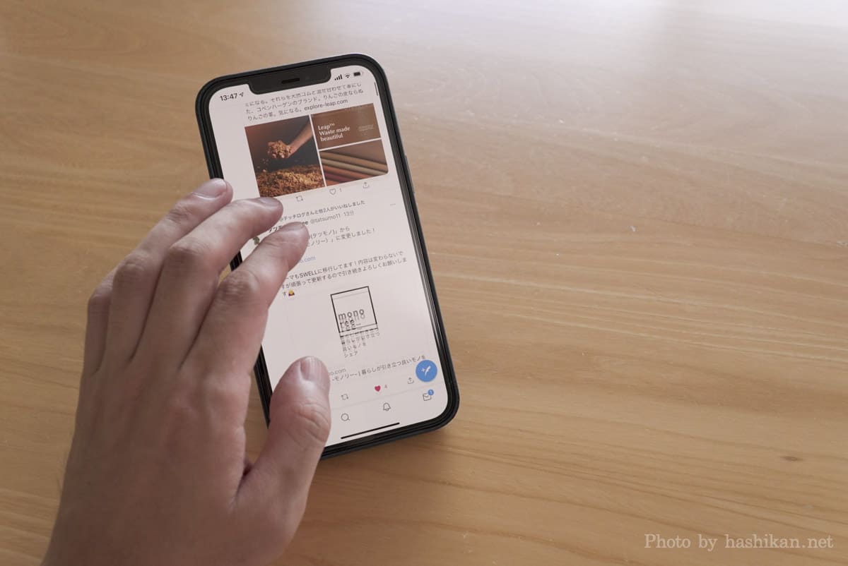 Moft O Snap でスマホを縦置きにした状態でTwitterをしている様子