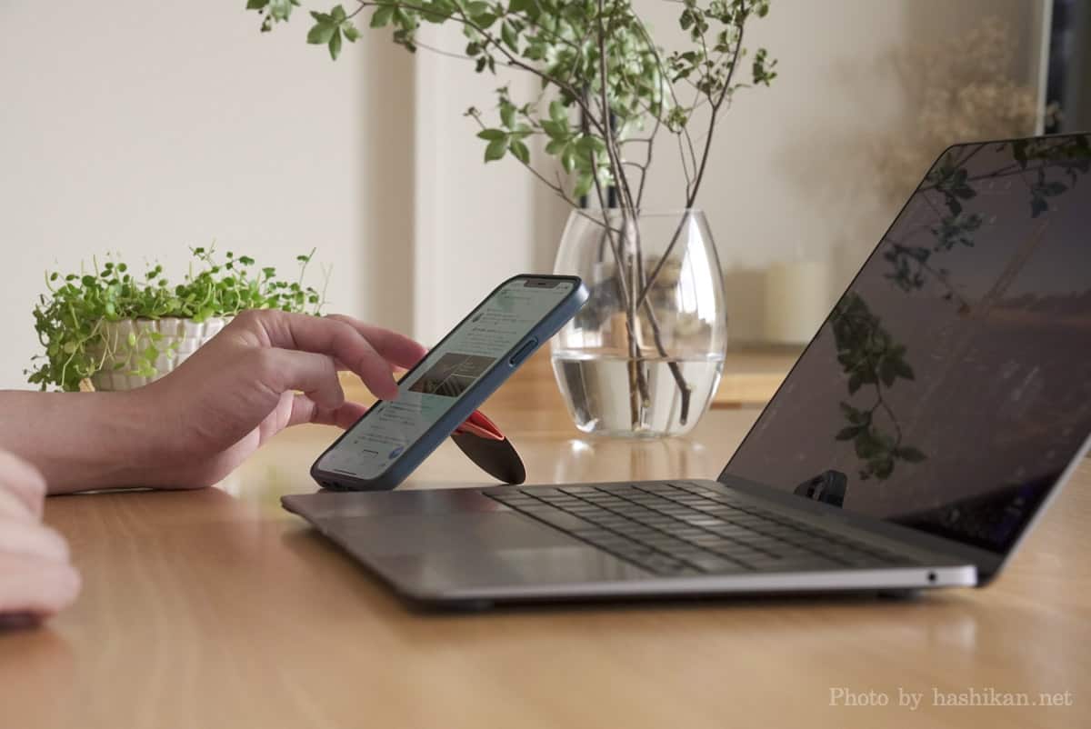 ノートパソコンで作業しながらMoft O Snap を装着したスマホでTwitterをしている状態の画像