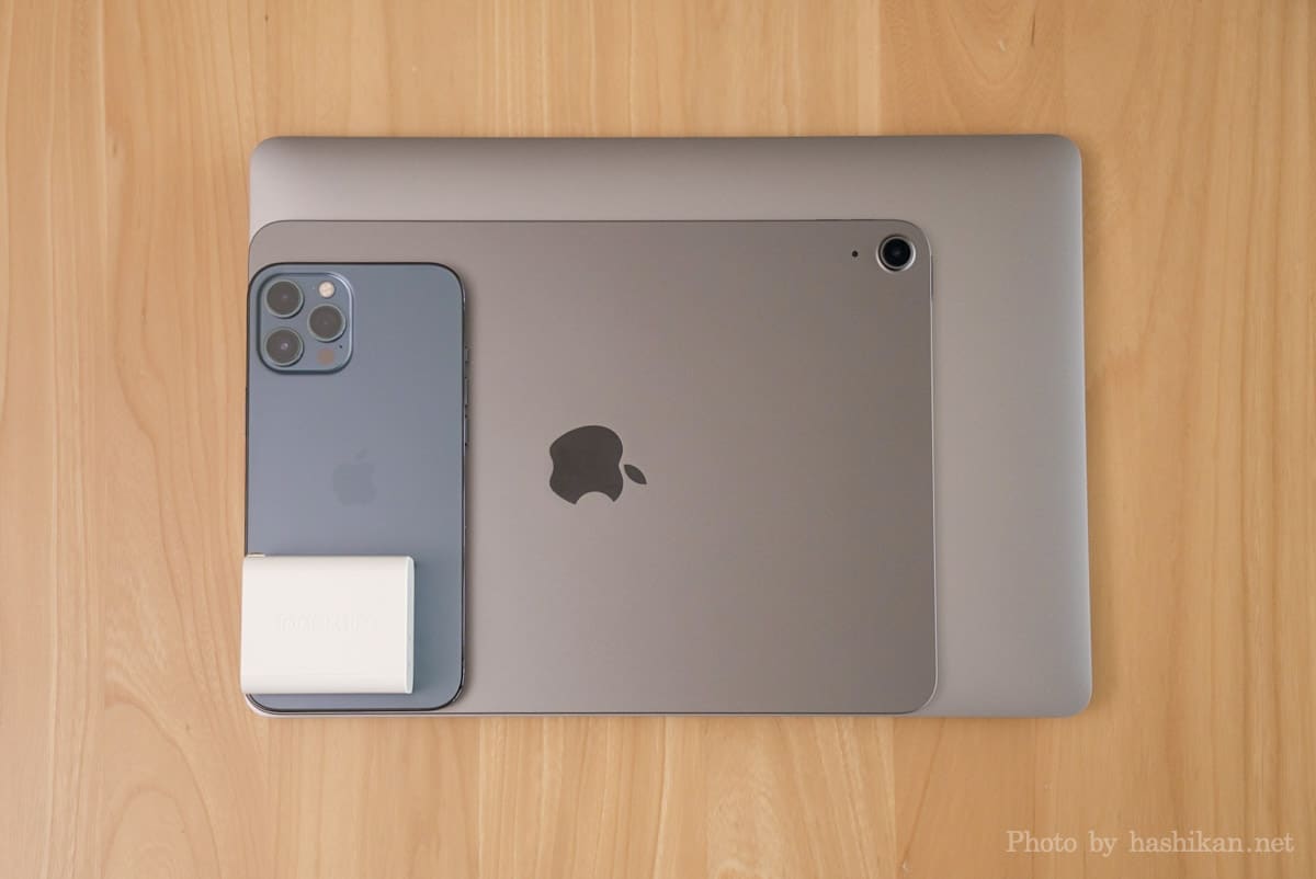 Innergie C6 Duo をMacBook Air、IPad Air 4、iPhone 12 Pro Maxと大きさを比較している画像