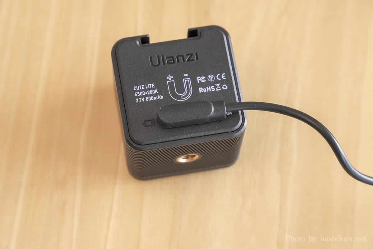 Ulanzi CUTE LITE に専用充電ケーブルを接続した状態の画像