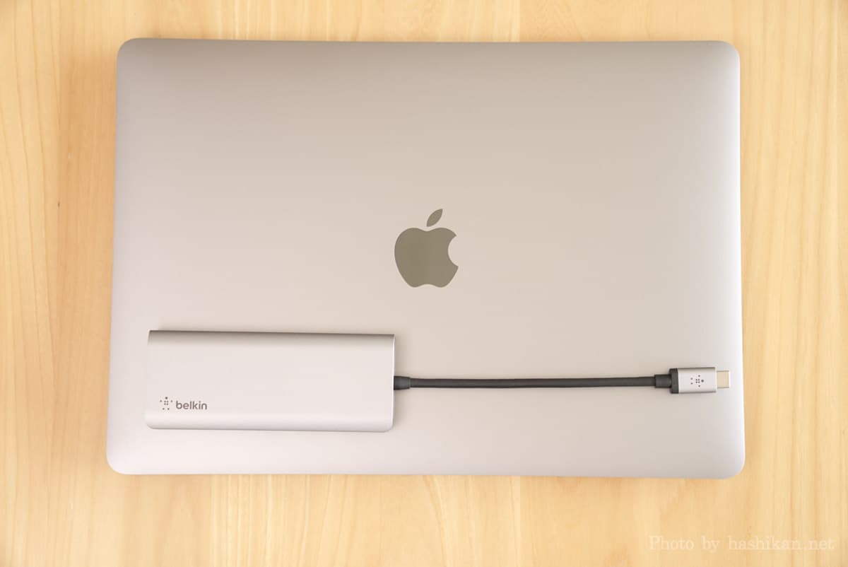 Belkin USB-C 7-in-1マルチポートハブアダプターをMacBook Airの上に載せた状態の画像