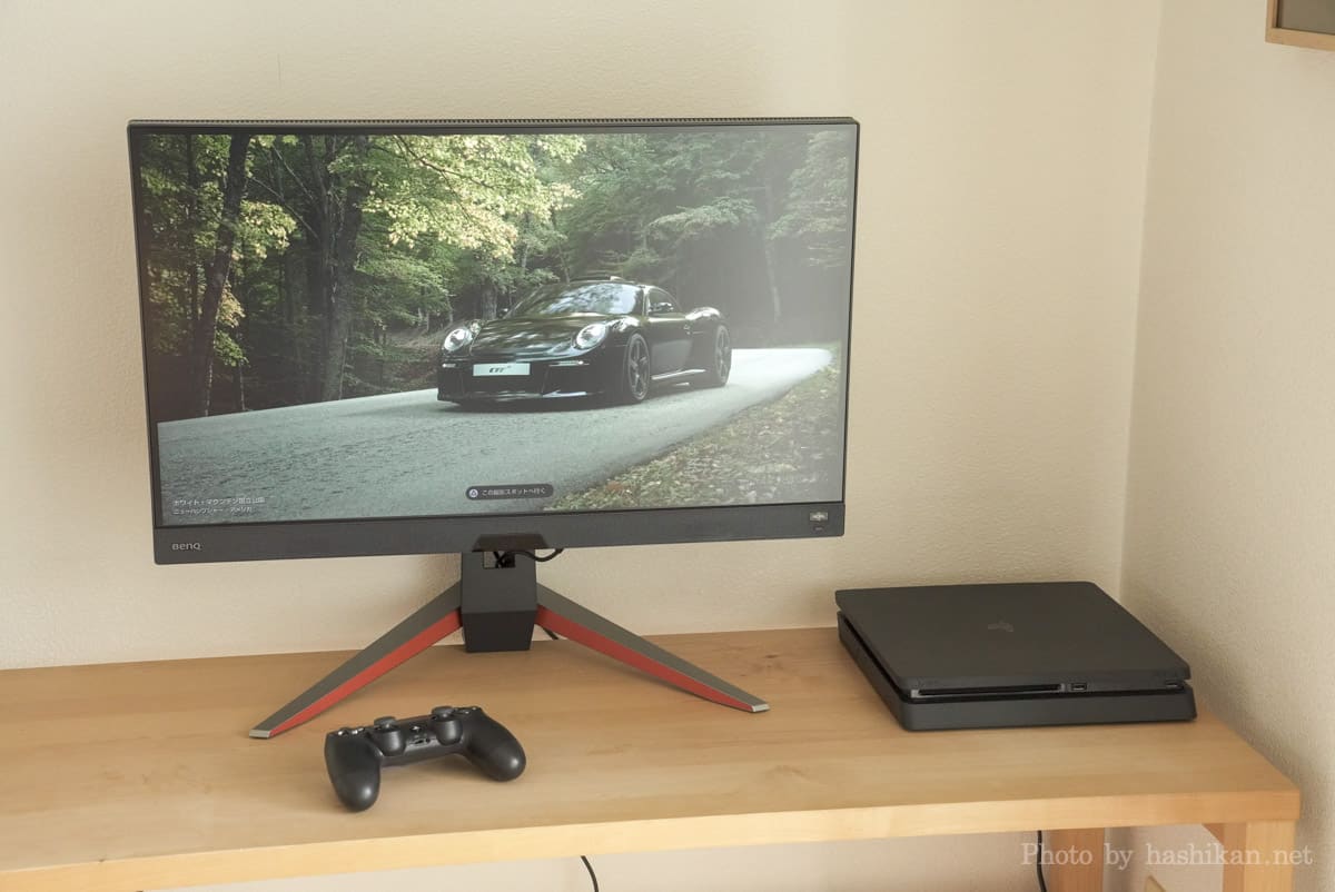 BenQ MOBIUZ EX2710Q とPS4を並べて設置した様子の画像