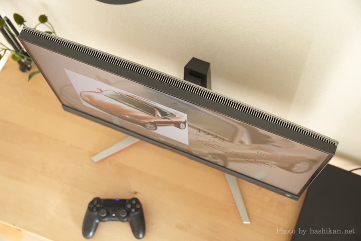 BenQ MOBIUZ EX2710Q をミニディスクに設置してPS4を接続した状態を上から撮影した画像