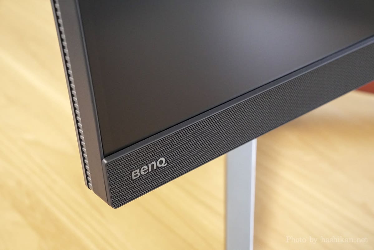 BenQ MOBIUZ EX2710Q のモニター前面のBenQロゴ部分の拡大画像