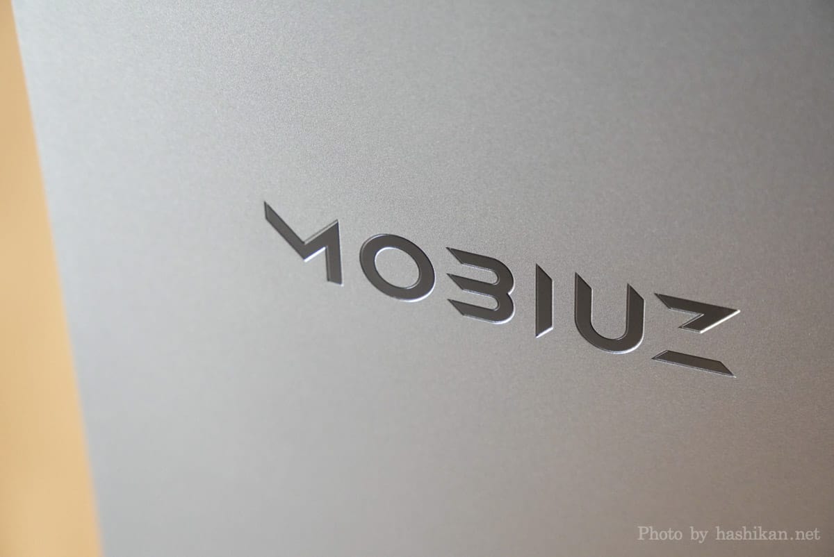 BenQ MOBIUZ EX2710Q の背面にあるMOBIUZのロゴ部分の拡大画像