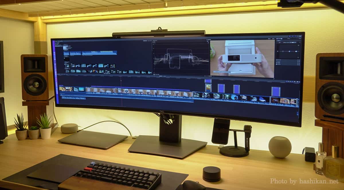 Dell U4919DWで動画編集をしている様子の画像