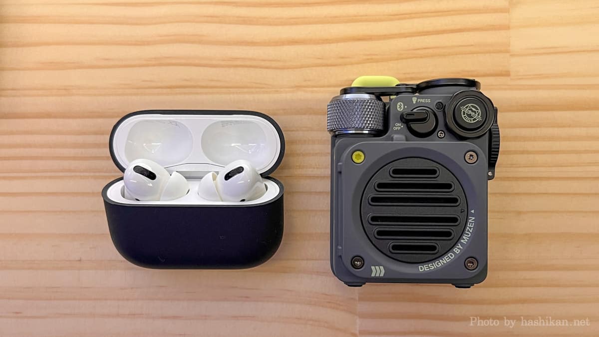 MUZEN WILD MINIとApple AirPods Proを並べて大きさを比較している画像