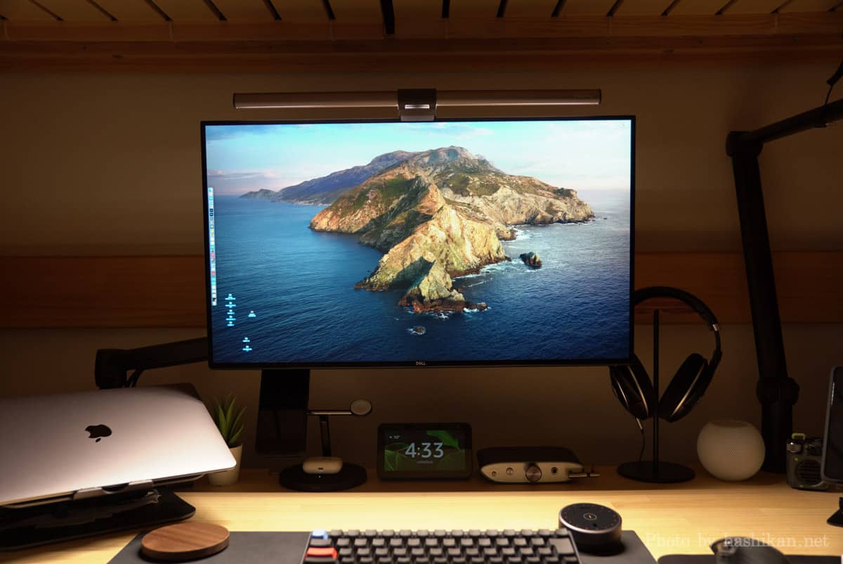 BenQ ScreenBar Haloの正面のみ点灯した状態の画像