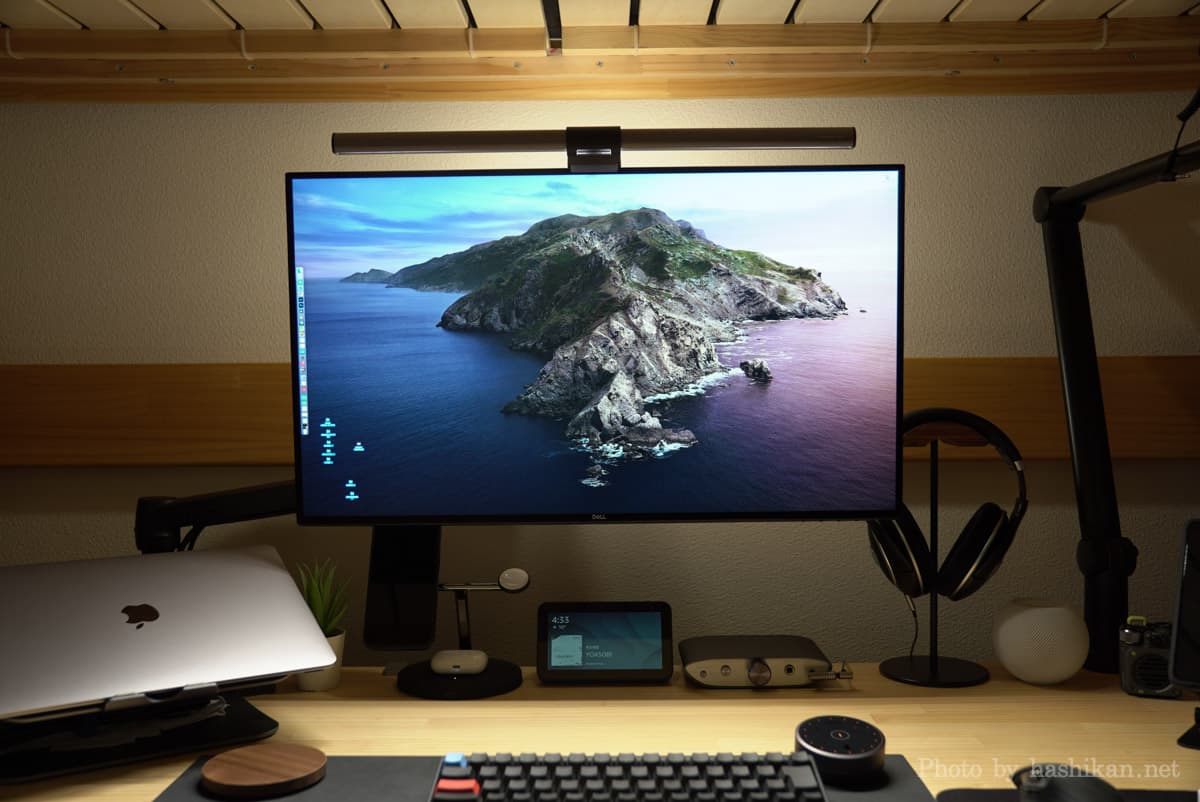 BenQ ScreenBar Haloの正面と関節照明の療法を点灯した状態の画像