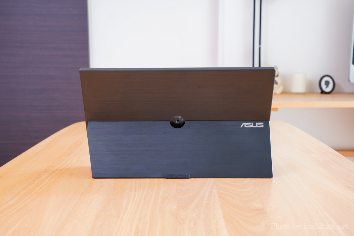 ASUS MB16ACVをキックスタンドで自立させ背面から撮影した画像