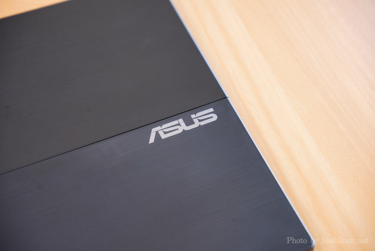 ASUS MB16ACV背面のASUSロゴ