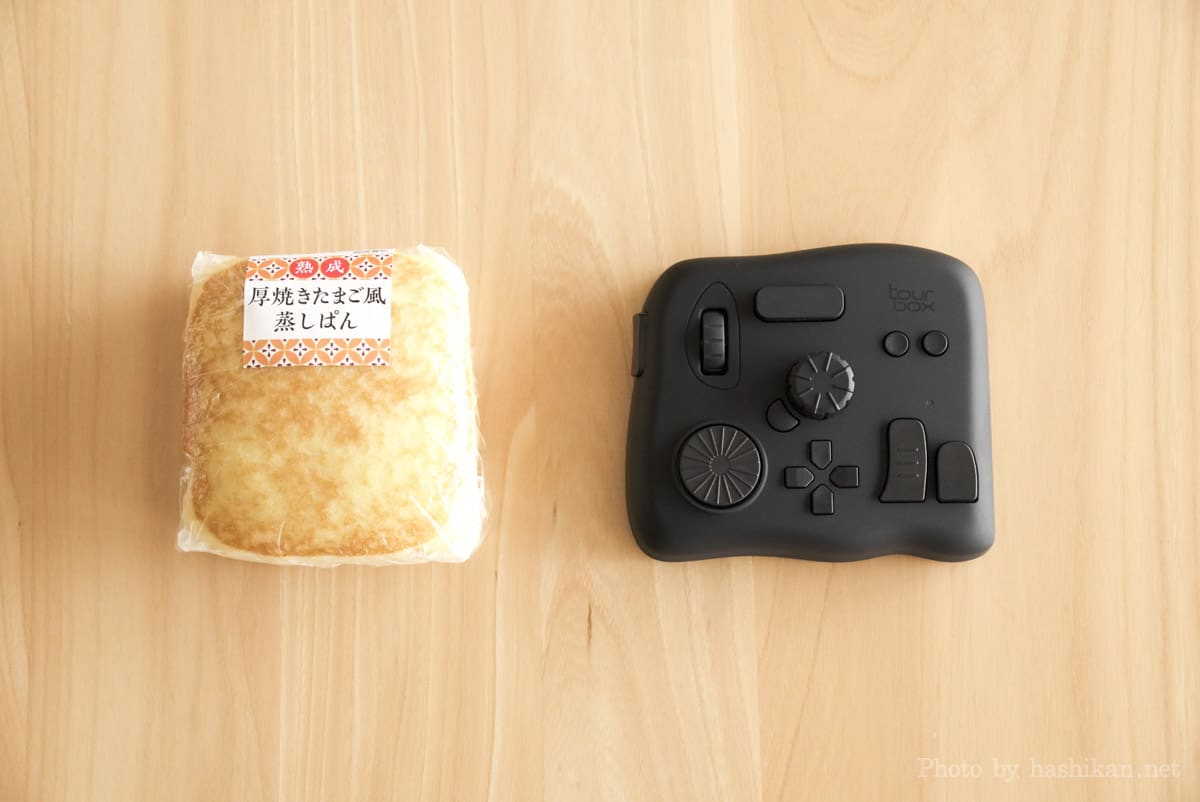 TourBox NEOと厚焼きたまご風蒸しぱんの大きさ比較