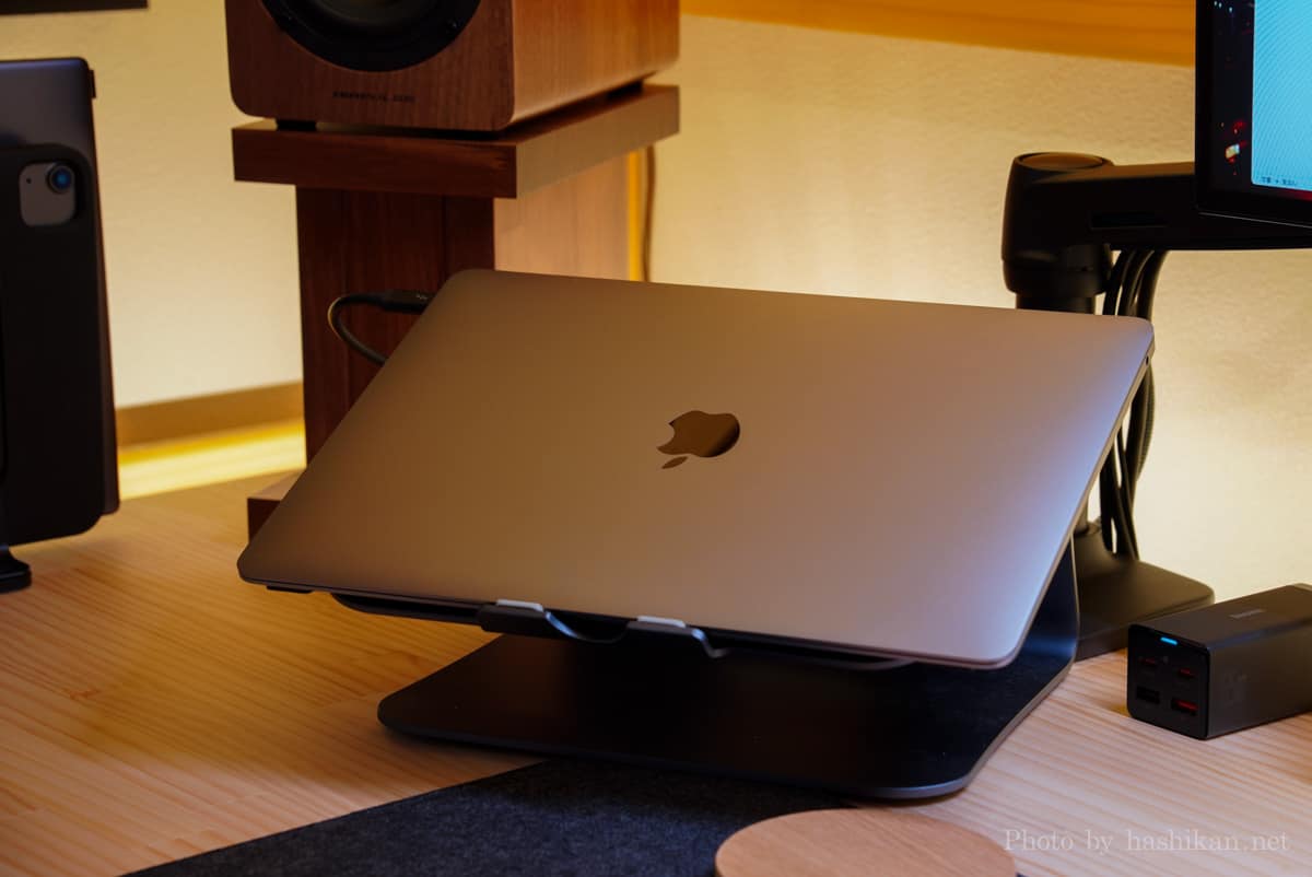 M1 MacBook Air をPCスタンドに乗せている状態