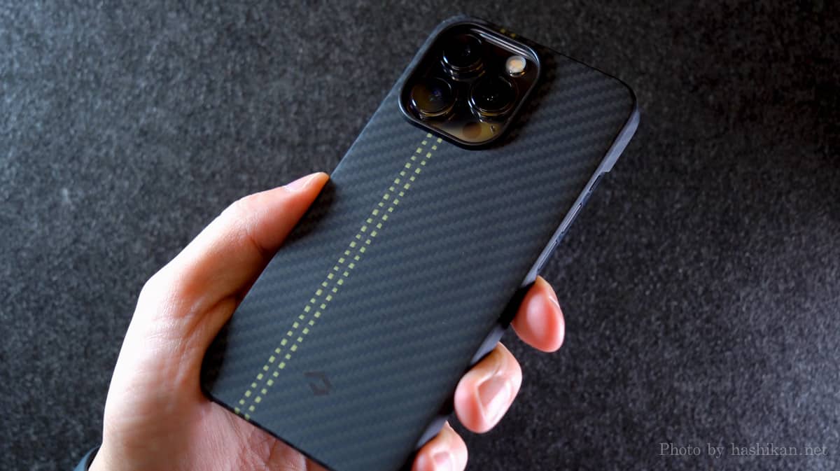 PITAKA MagEZ Case2を装着したiPhone13Proを手に持っている画像