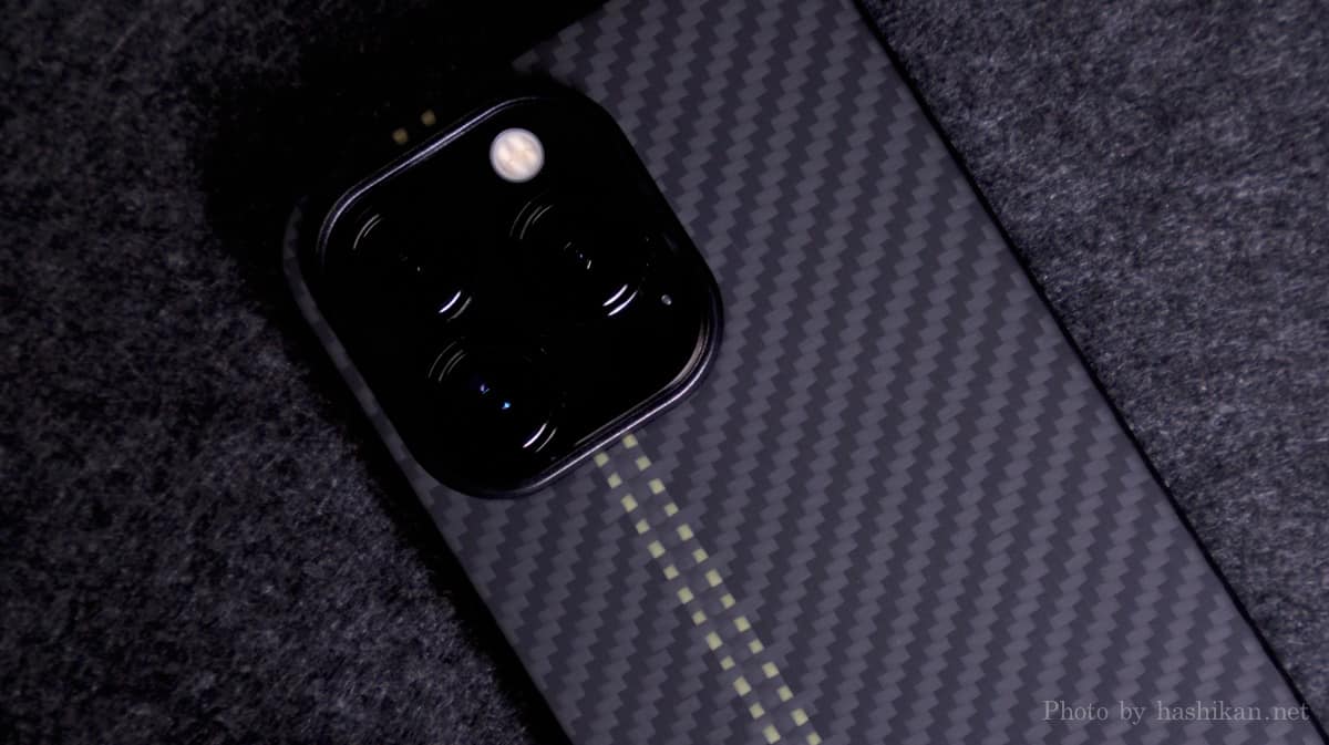 PITAKA MagEZ Case2を装着したiPhone13Proのカメラ付近の拡大画像