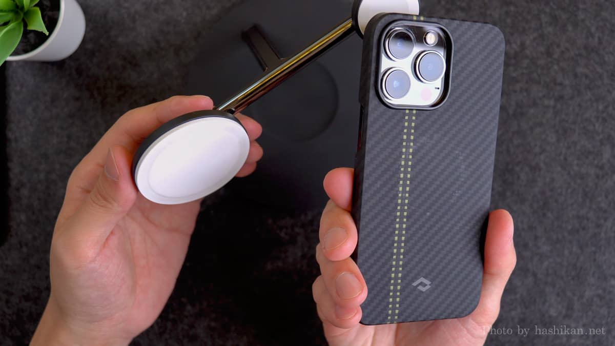 PITAKA MagEZ Case2を装着したiPhone13ProをBelkinの充電ステーションに取り付けたあとに本体に残ったあと