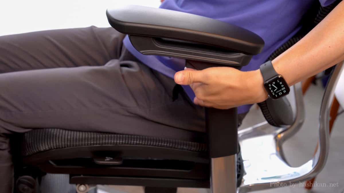 COFO Chair Premium のアームレストの高さ調整レバーの位置