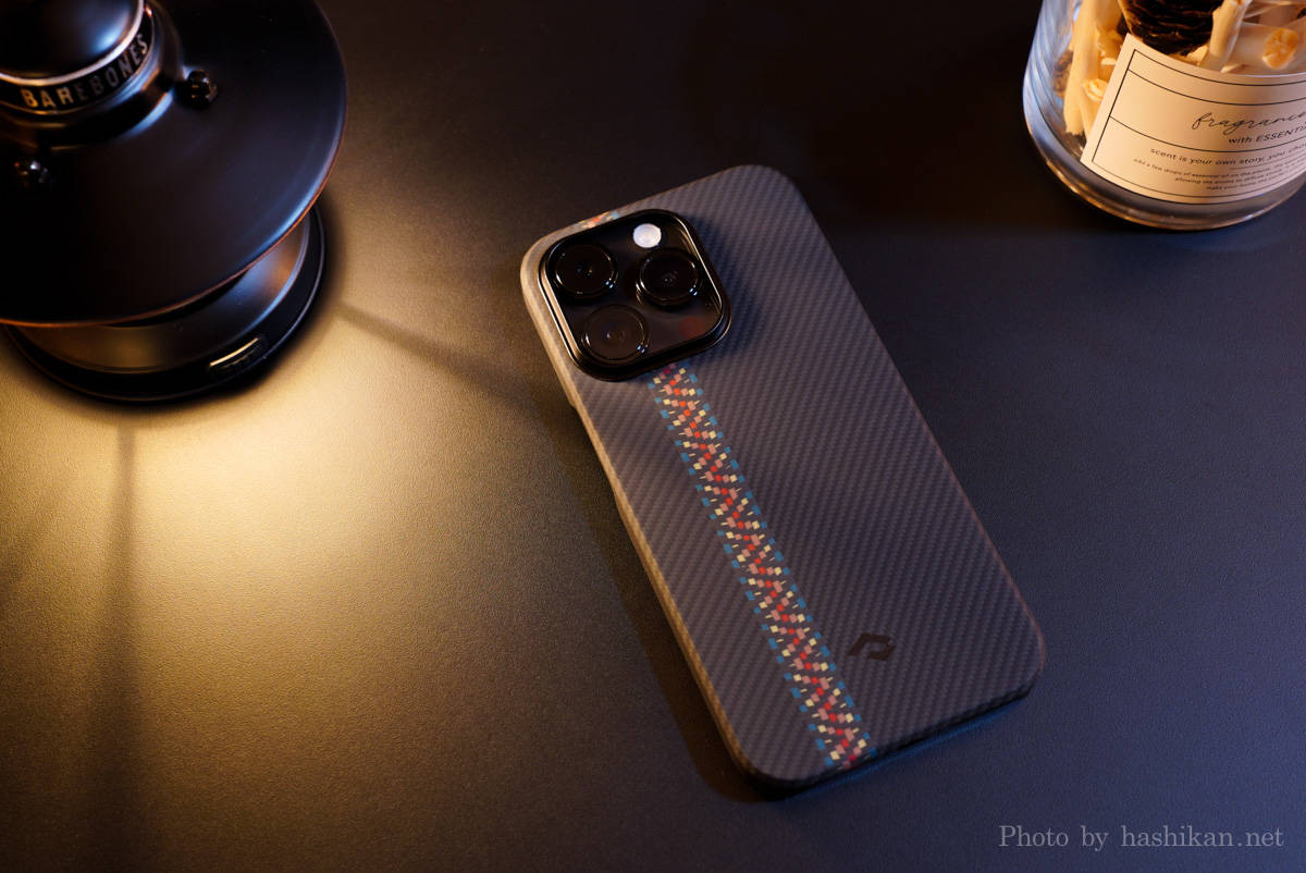 PITAKA MagEZ Case3 のラプソディーを装着したiPhone 14 Proの背面