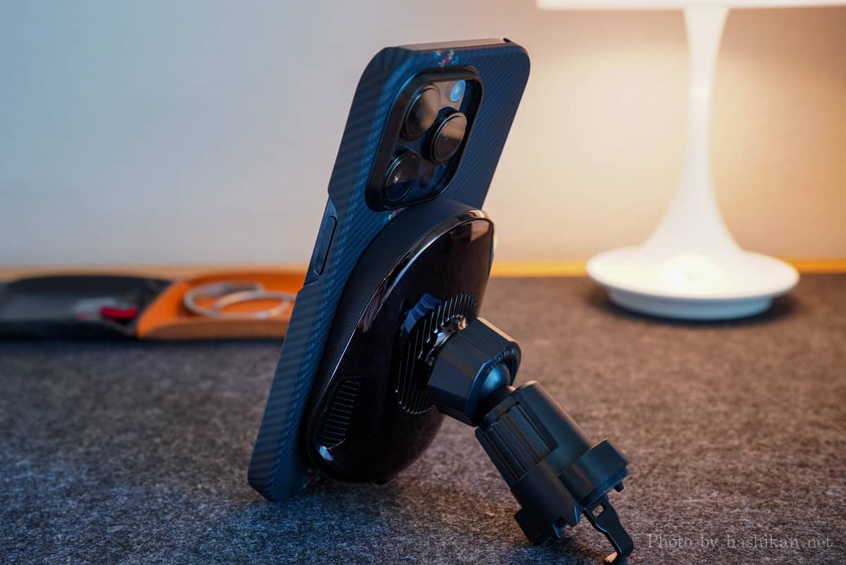 PITAKA MagEZ Car Mount Pro にiPhone 14 Proを取り付けた状態