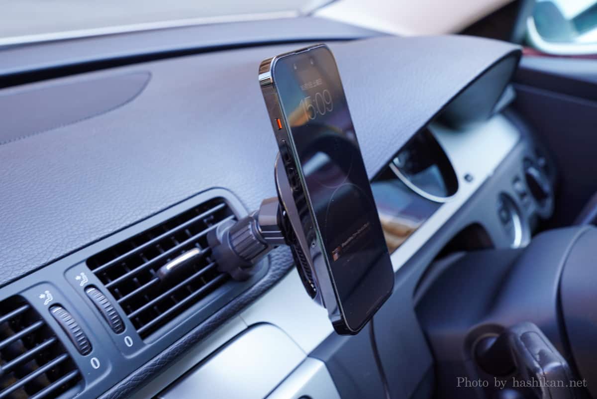 PITAKA MagEZ Car Mount Pro にMagEZ Case3を装着したiPhone 14 Proを固定している様子