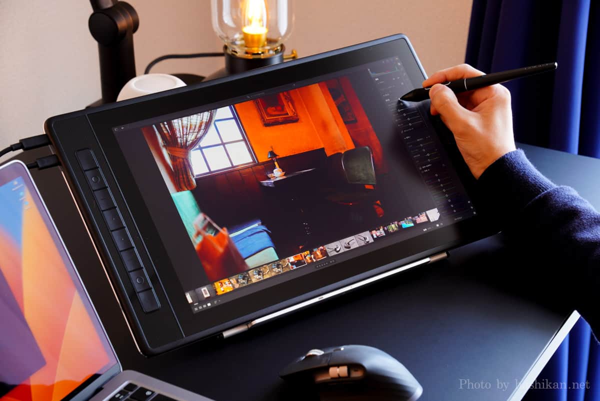 HUION Kamvas Pro 16(2.5K) で写真現像をしている様子