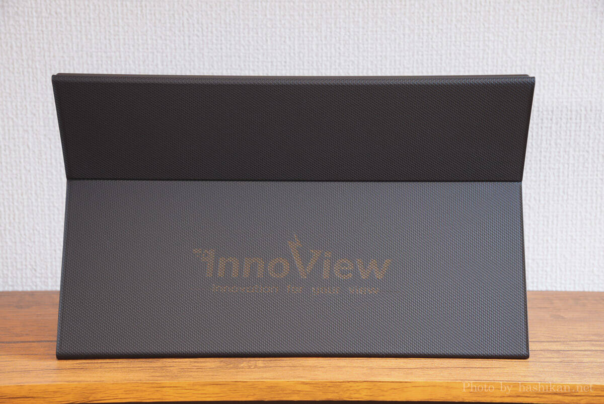 スタンドカバーを使って設置したInnoView ‎INVPM406の背面画像