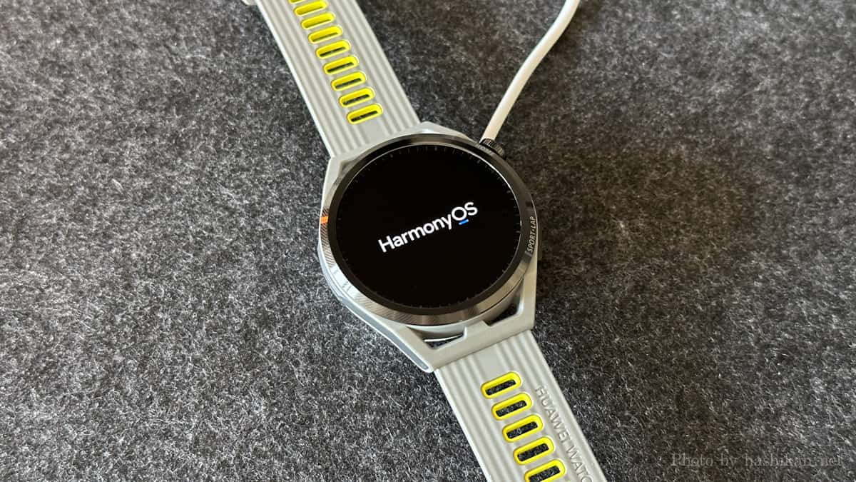 HUAWEI Watch GT Runner を充電している様子