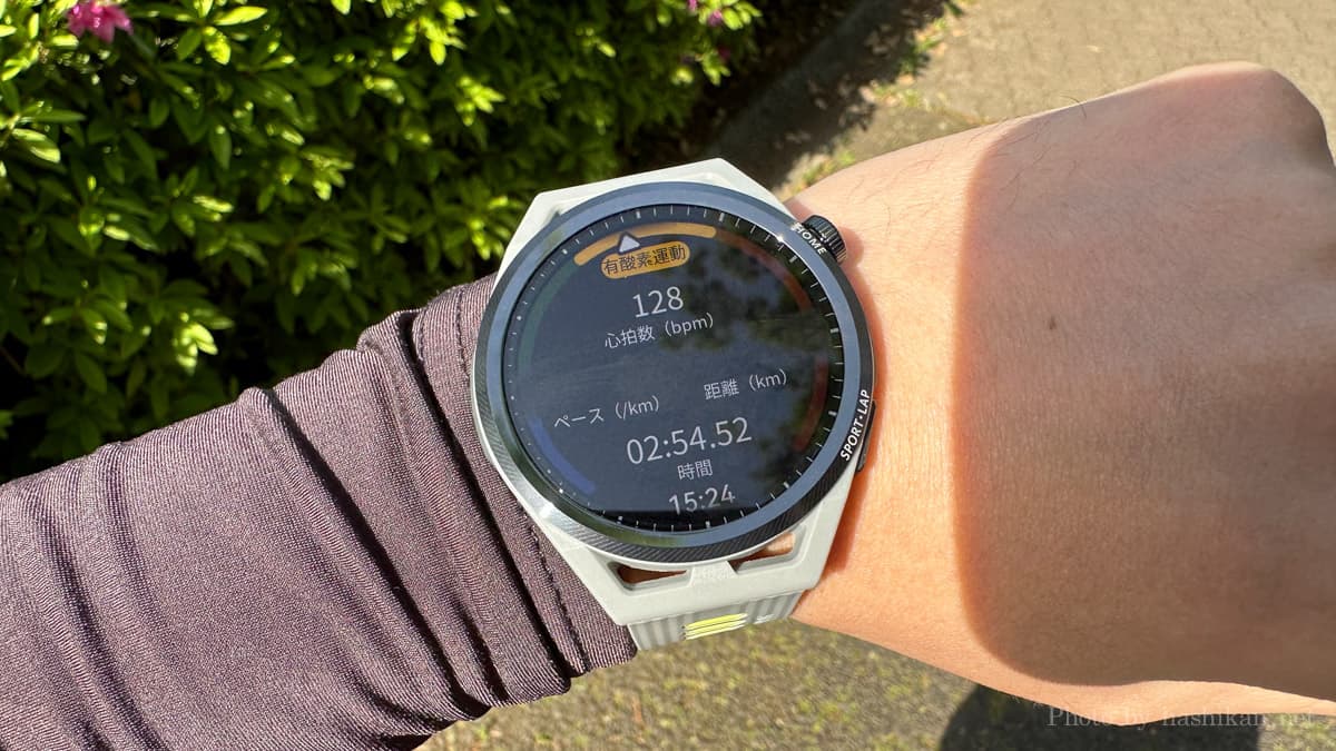 HUAWEI Watch GT Runner を付けてランニングしている様子。