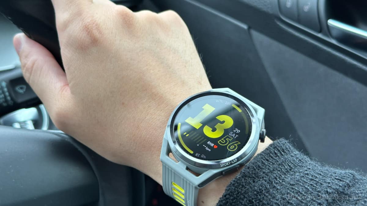 HUAWEI Watch GT Runner を付けてドライブ中の筆者