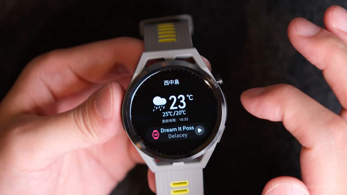 HUAWEI Watch GT Runner で天気予報を確認している様子