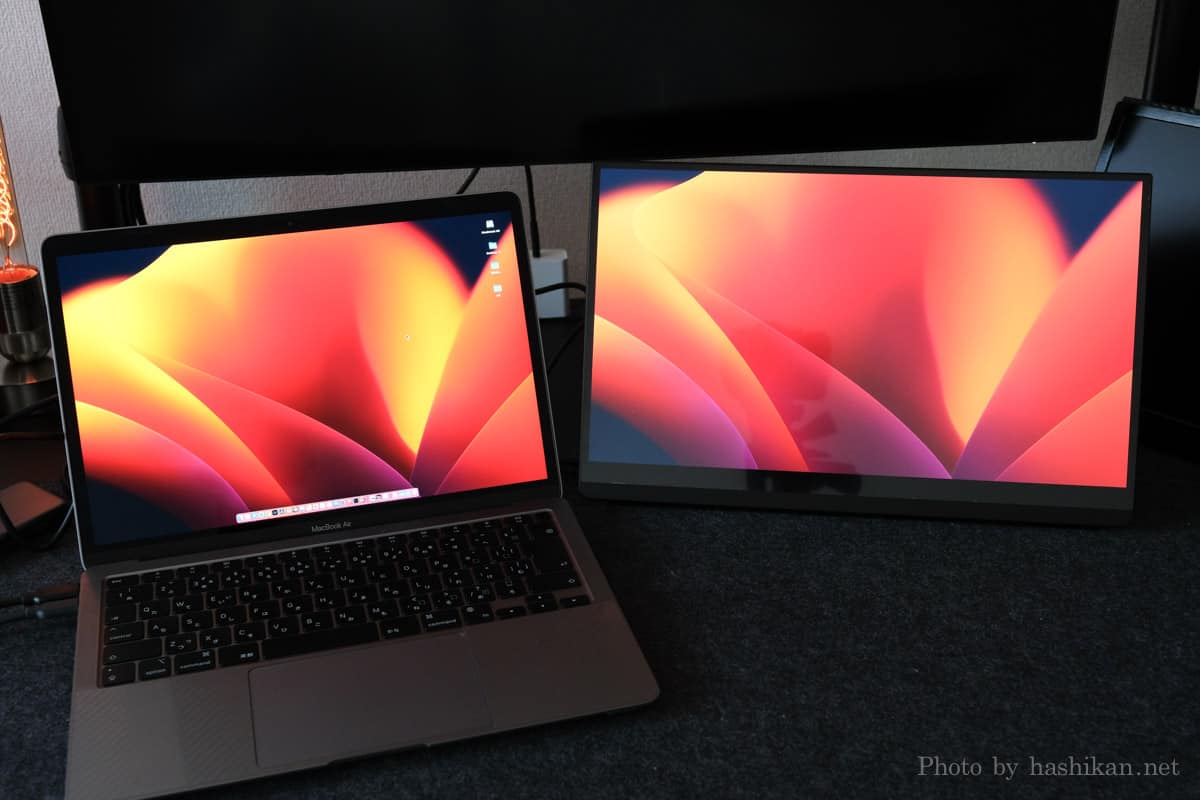 EHOMEWEI『O156DSL』をMacBook Airと並べた様子