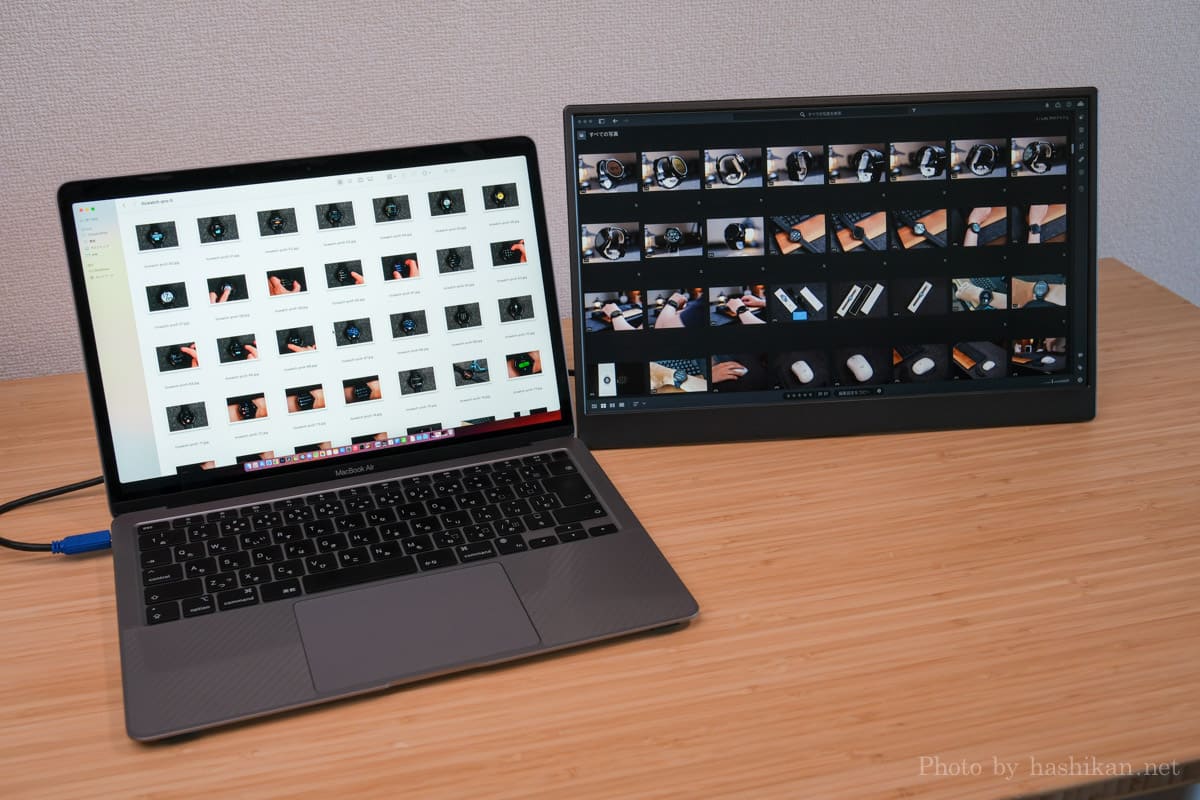 Gechic『On-Lap M161H』をMacBook Airと並べた状態