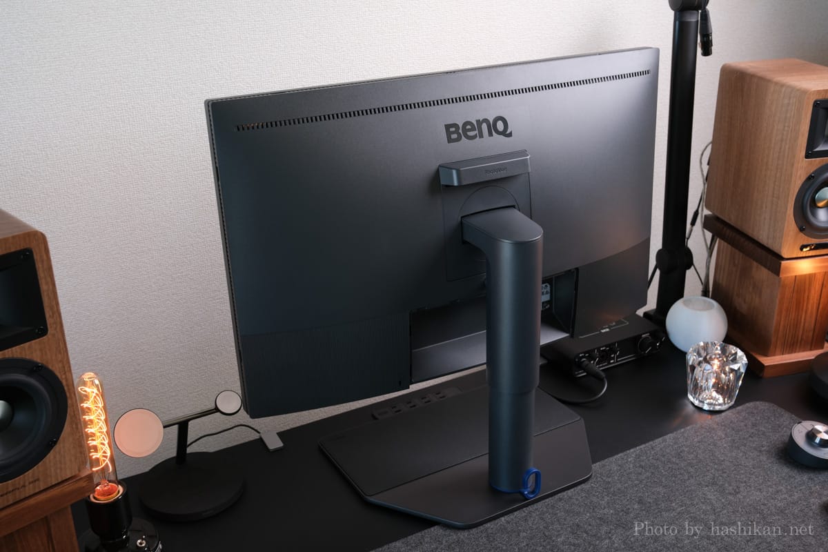 BenQ SW272Uの背面を斜め上から撮影した状態