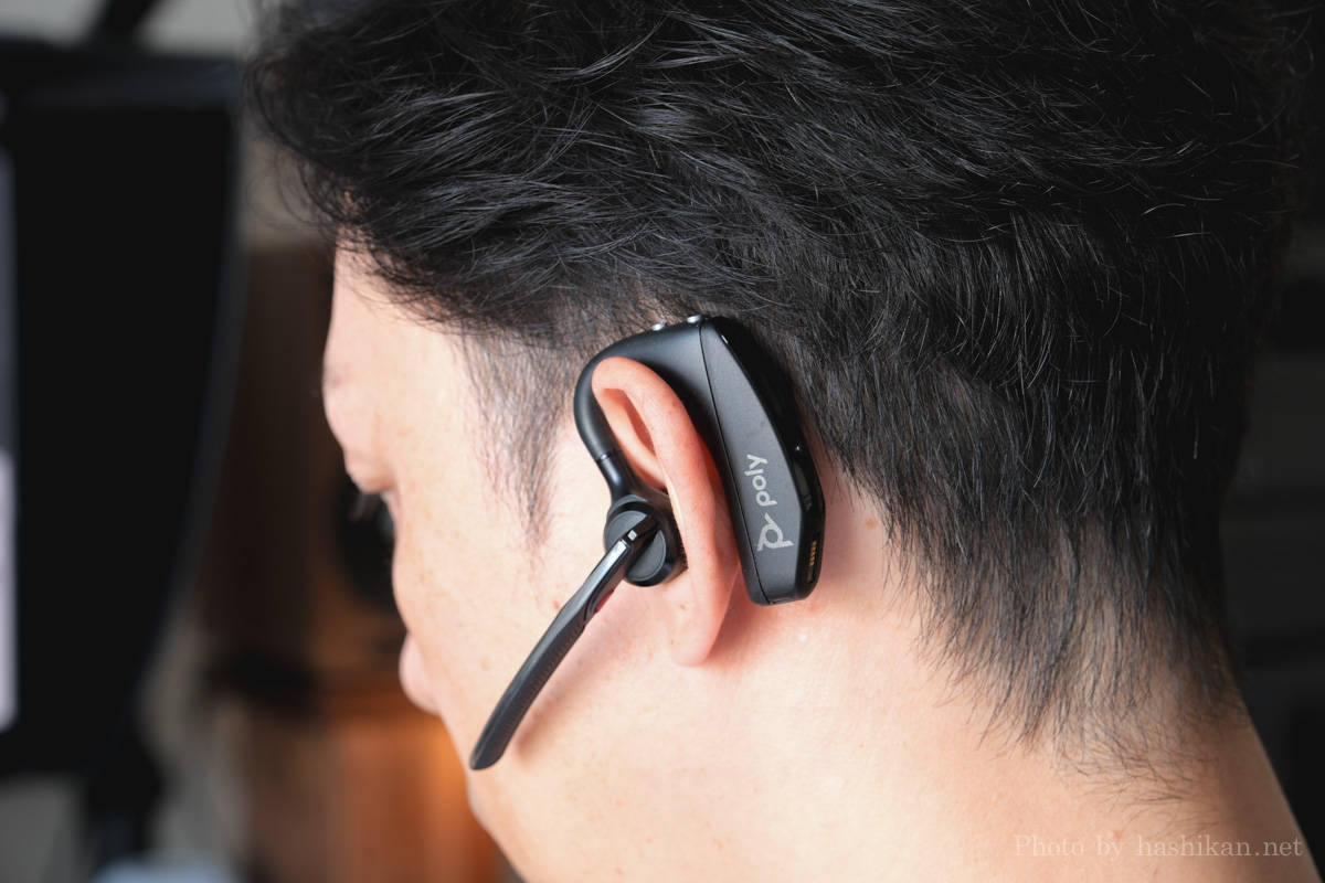 Plantronics Poly Voyager 5200を装着している筆者