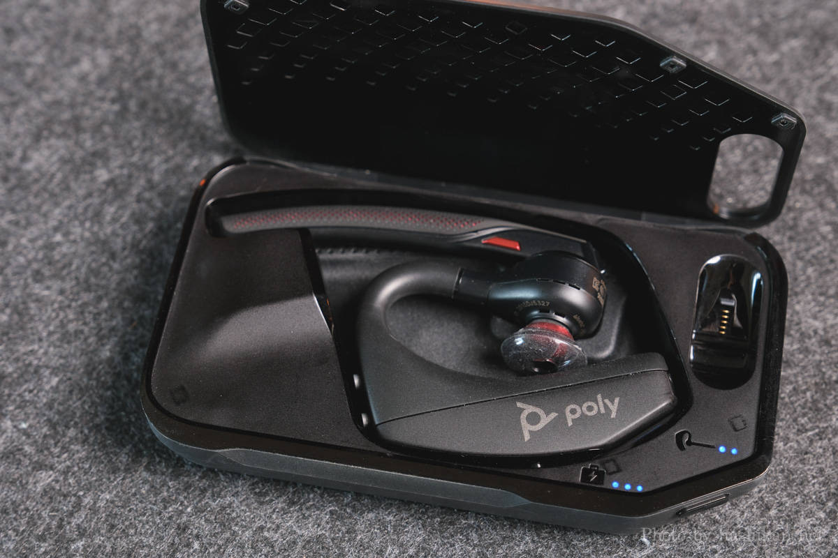 Plantronics Poly Voyager 5200の充電ケースのLEDが青く光っている状態